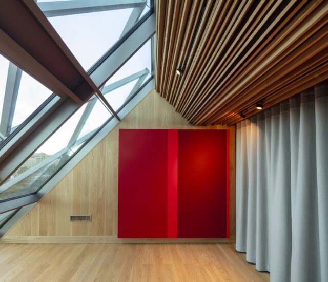 Beleuchtete Deckenschräge. Moderne Architekturbeleuchtung mit Stromschienen und Einbauleuchten von mawa im Haus für Musik, Potsdam. Proberaumbeleuchtung, Konzertraumbeleuchtung im akustisch optimierten Proberaum des Hauses für Musik, Potsdam