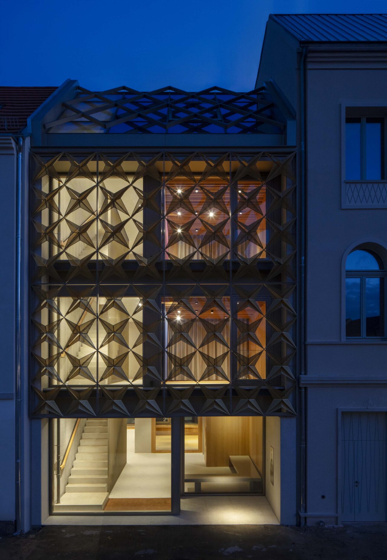 Außenansicht bei Nacht. Moderne Architekturbeleuchtung mit Stromschienen und Einbauleuchten von mawa im Haus für Musik, Potsdam. Proberaumbeleuchtung, Konzertraumbeleuchtung im akustisch optimierten Proberaum des Hauses für Musik, Potsdam