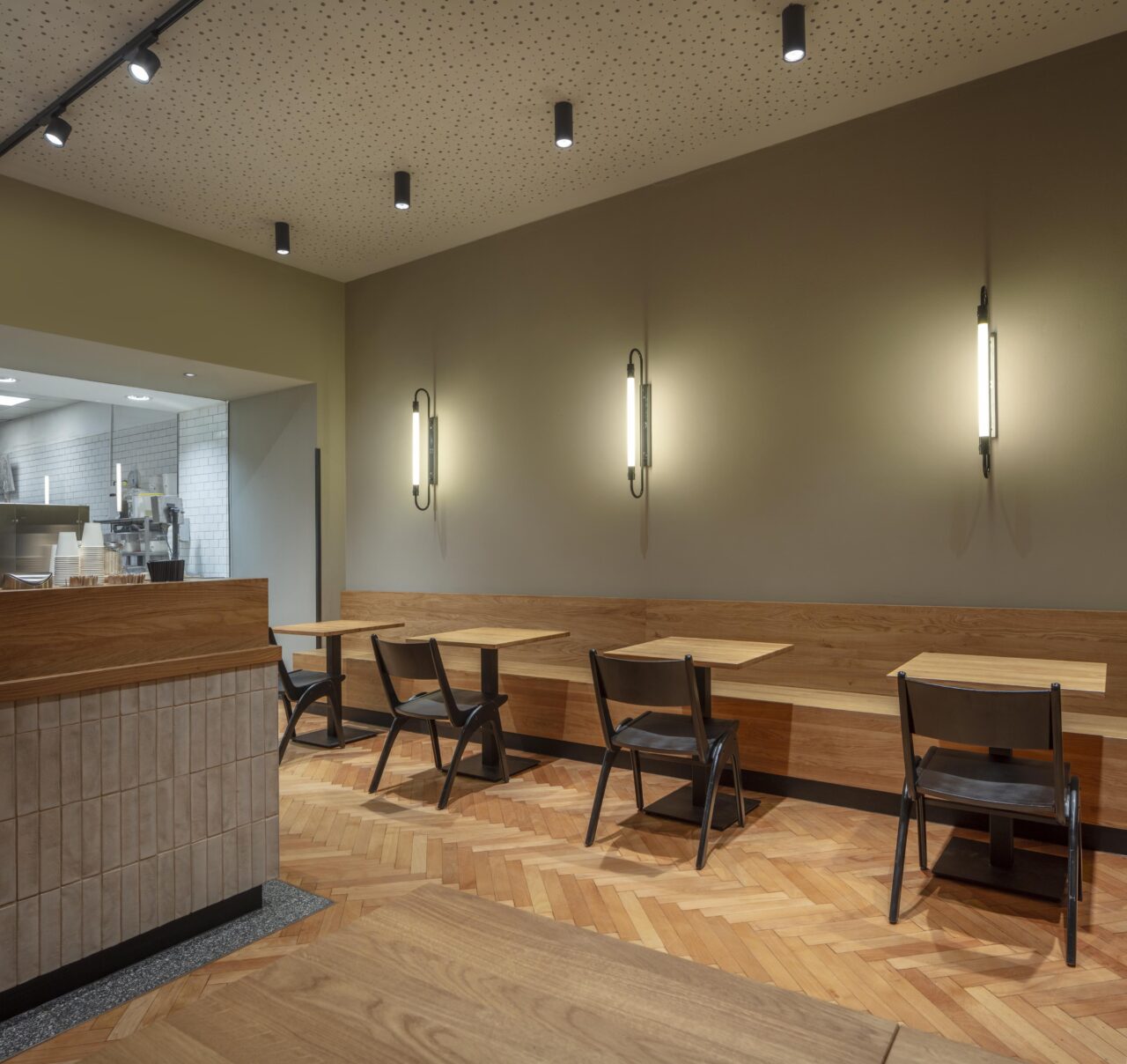 Blick in den Verkaufsraum bei Zeit für Brot mit harmonischer Bäckereibeleuchtung