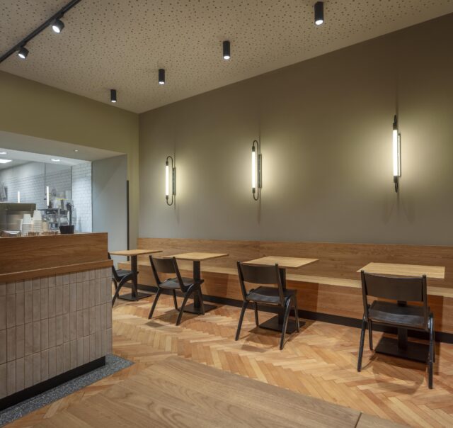 Blick in den Verkaufsraum bei Zeit für Brot mit harmonischer Bäckereibeleuchtung