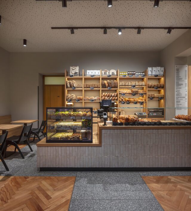 Innenansicht Zeit für Brot Tresen mit Bäckereibeleuchtung über Tresen und Sitzbereich