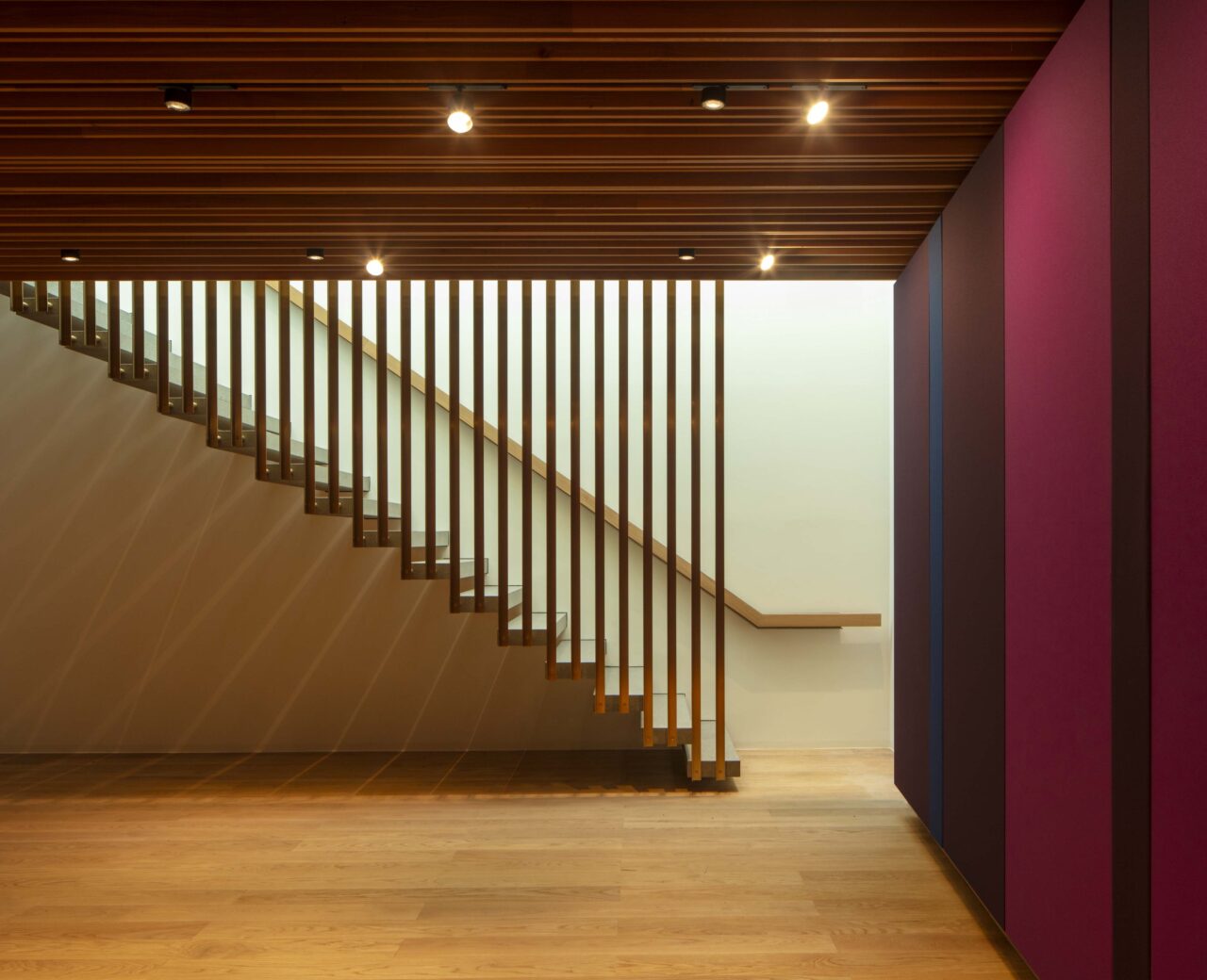 Moderne Architekturbeleuchtung mit Stromschienen und Einbauleuchten von mawa im Haus für Musik, Potsdam. Proberaumbeleuchtung, Konzertraumbeleuchtung im akustisch optimierten Proberaum des Hauses für Musik, Potsdam
