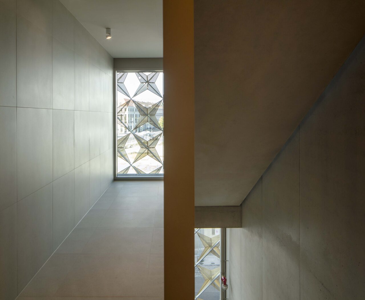Beleuchteter Gang. Moderne Architekturbeleuchtung mit Stromschienen und Einbauleuchten von mawa im Haus für Musik, Potsdam. Proberaumbeleuchtung, Konzertraumbeleuchtung im akustisch optimierten Proberaum des Hauses für Musik, Potsdam