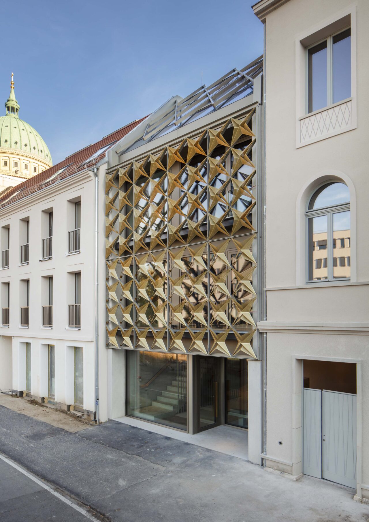 Seitliche Außenansicht bei Tag. Moderne Architekturbeleuchtung mit Stromschienen und Einbauleuchten von mawa im Haus für Musik, Potsdam. Proberaumbeleuchtung, Konzertraumbeleuchtung im akustisch optimierten Proberaum des Hauses für Musik, Potsdam