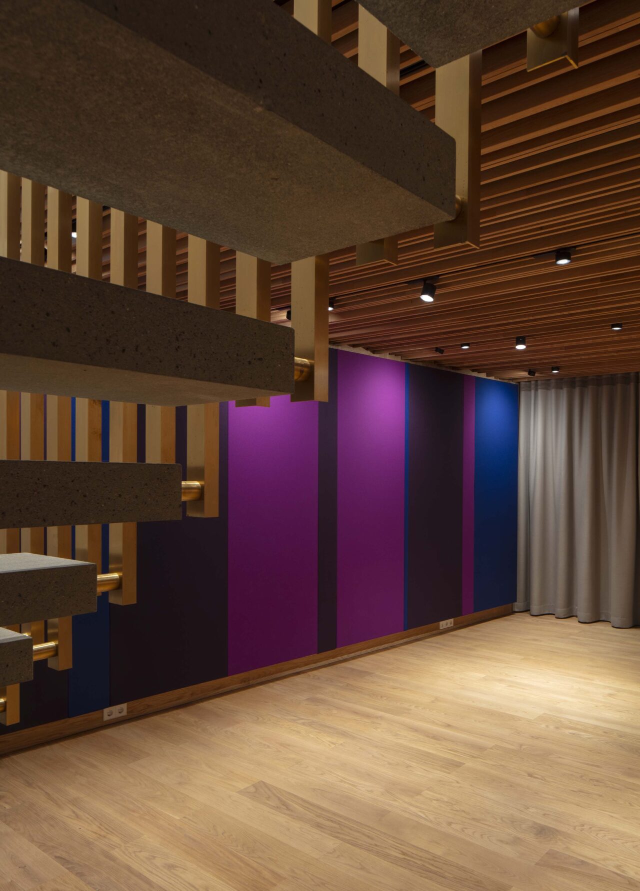 Moderne Architekturbeleuchtung mit Stromschienen und Einbauleuchten von mawa im Haus für Musik, Potsdam. Proberaumbeleuchtung, Konzertraumbeleuchtung im akustisch optimierten Proberaum des Hauses für Musik, Potsdam