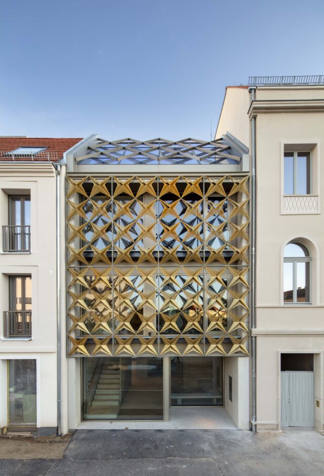 Außenansicht bei Tag. Moderne Architekturbeleuchtung mit Stromschienen und Einbauleuchten von mawa im Haus für Musik, Potsdam. Proberaumbeleuchtung, Konzertraumbeleuchtung im akustisch optimierten Proberaum des Hauses für Musik, Potsdam