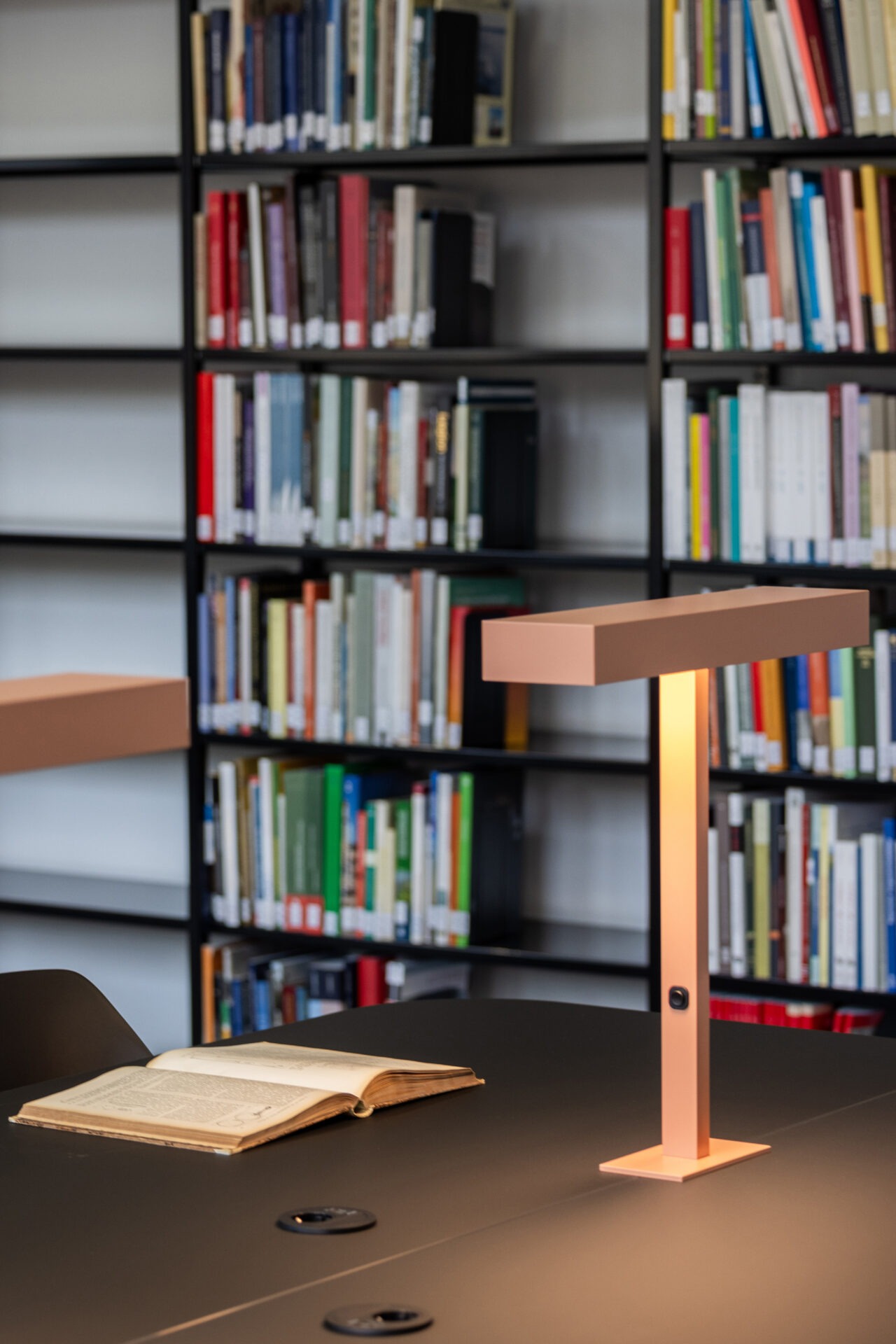 Bibliotheks-Tischleuchte potsdam im LEIZA Leibniz Zentrum für Archäologie Mainz